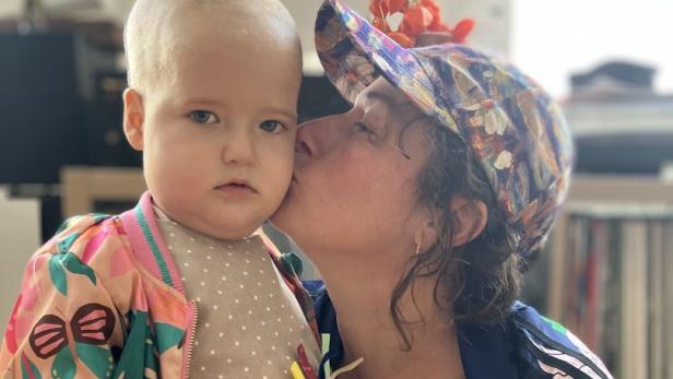Sara Ostertag küsst ihr krebskrankes Kind auf die Wange.