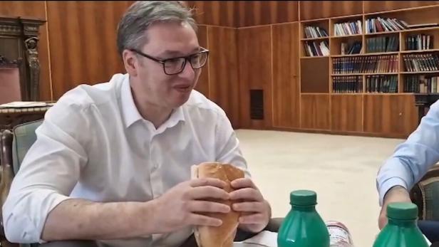 Aleksandar Vučić isst Weißbrot mit Extrawurst in seinem Kabinett