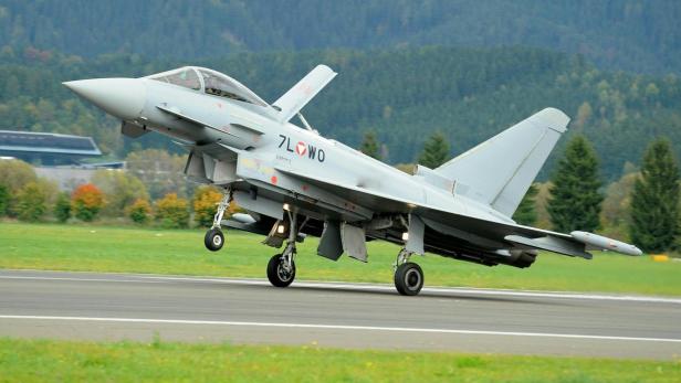 Ein Eurofighter „Typhoon“ der österreichischen Luftwaffe startet auf einer Landebahn.