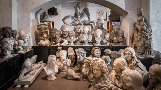 Die Glyptothek der Akademie der bildenden Künste beherbergt eine wilde Mischung. Hier stehen Büsten von Schiller, Mozart oder Molière neben Meisterwerken der Antike und der Renaissance
