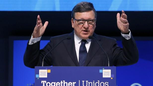 Ein Mann mit Brille hält eine Rede auf einer Konferenz.