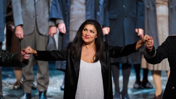 Opernsängerin Anna Netrebko steht auf der Bühne in der Berliner Staatsoper Unter den Linden.