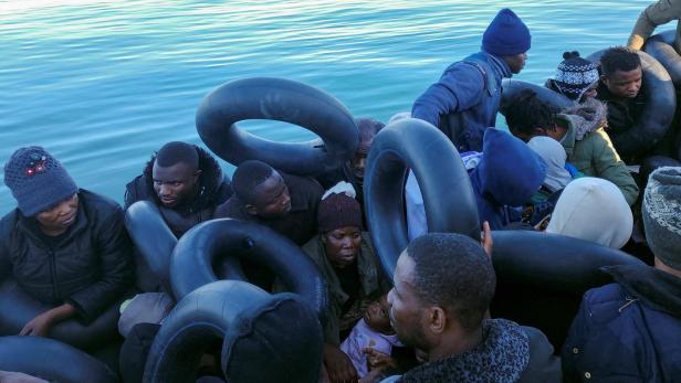 Migranten auf einem Boot nahe des tunesischen Orts Sfax