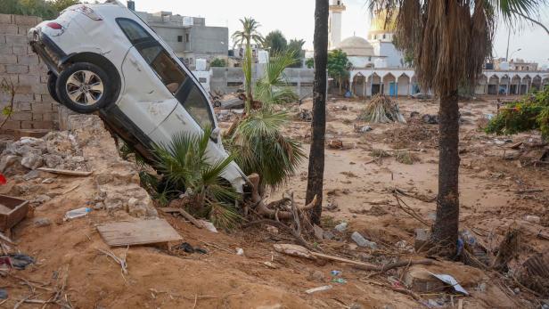 Nach den Überschwemmungen in Derna steckt ein Auto senkrecht im Boden fest. 