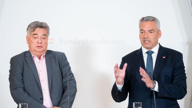 Vize-Kanzler Werner Kogler und Bundeskanzler Karl Nehammer sprechen bei einer Pressekonferenz im August über die Teuerung. 