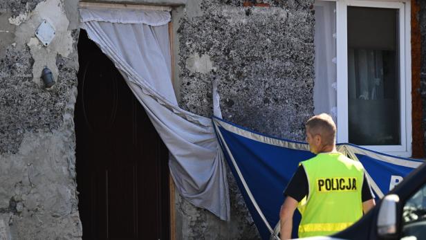 Polizei am Tatort in Czerniki in Polen, wo 3 tote Neugeborene im Keller entdeckt wurden