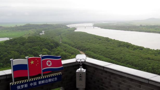 Blick von einem Aussichtspunkt auf den Grenzfluss zwischen Russland, China und Nordkorea.