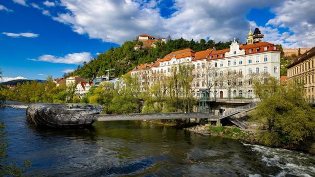 Das Kulturhaustadt-Projekt  Murinsel war  2003 ein Versuch, den Grazern ihren Fluss nahe zu bringen. Die Augartenbucht folgte 2020 und  wurde sofort zum  beliebten Fleckerl direkt an der Mur. Auf dem Fluss  wird  auch gepaddelt – sogar im Winter.