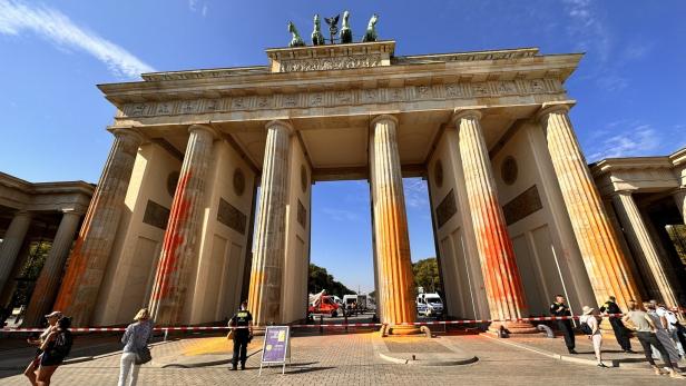 Das Brandenburger Tor in Berlin wurde mit oranger Farbe beschmiert.