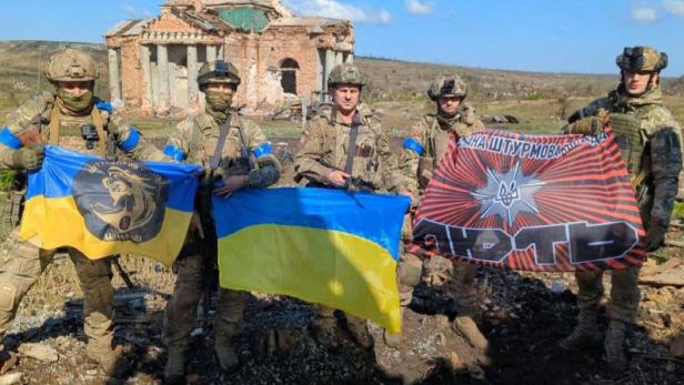 Ukraine befreit weitere Ortschaft im Osten + Selenskij warnt vor Drittem Weltkrieg