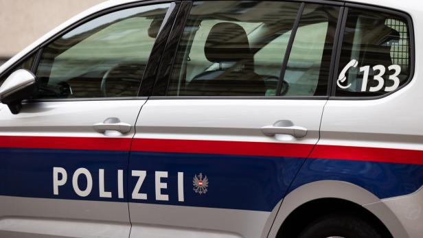 Der Schriftzug „Polizei“ auf einem österreichischen Polizeiauto.