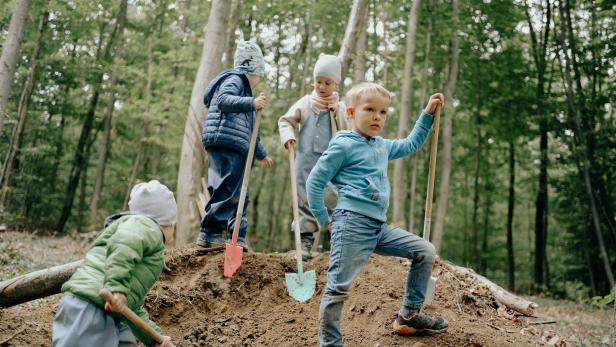Im Waldkindergarten „Draußenkinder“ dürfen sich 22 Kinder in der Natur entfalten