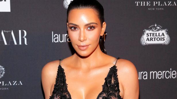 Für die "Harper's Bazaar"-Party im Rahmen der New York Fashion Week hat sich Kim Kardashian nicht nur wie gewohnt aufgebrezelt - die Reality-Queen hatte sich für das Mode-Event offenbar eine (weitere) Visite beim Beauty-Doc gegönnt.