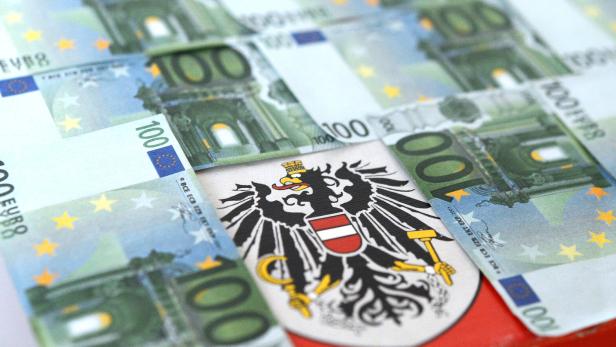 Hundert-Euro-Scheine liegen neben dem österreichischen Wappen.
