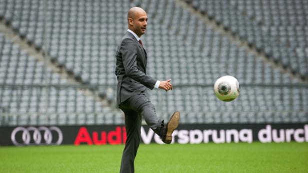 epa03757693 Bayern Munich&#039;s new Spanish head coach Josep &#039;Pep&#039; Guardiola performs during his presentation as new coach of the German Bundesliga side in Munich, Germany, 24 June 2013. EPA/ANDREAS GEBERT