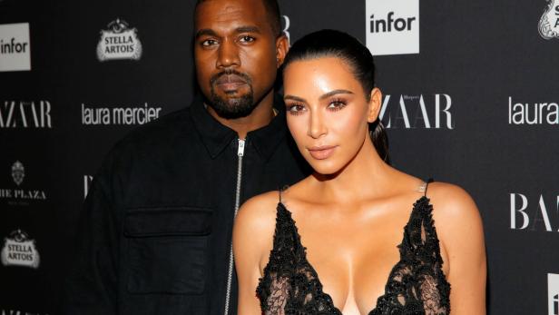 Glattgebügelt erstrahlte Kim Kardashian neben ihrem Mann Kanye West bei dem Glamour-Event. Wirklich natürlich sah die Reality-Queen aber nicht aus. Ihre Mimik wirkte jedenfalls ziemlich eingefroren - was bei der Menge an Beauty-Eingriffen, die Kim in den vergangenen Jahren über sich ergehen hat lassen, aber kaum noch verwundert.