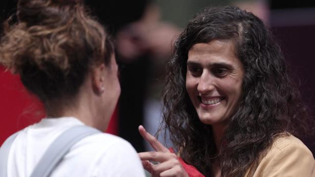 Eine Frau im Gespräch mit einer anderen Frau.