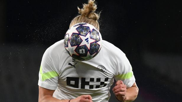 Ein Fußballspieler köpft einen Ball.