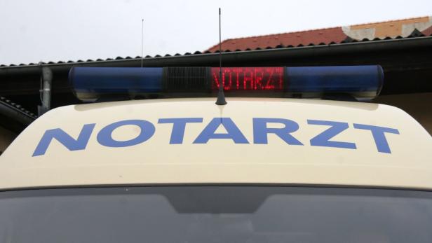 Das Dach eines Notarztwagens mit Blaulicht und der Aufschrift „Notarzt“.