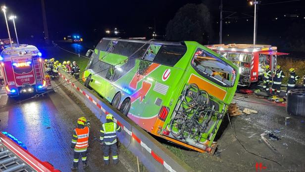 Bus in Kärnten verunglückt: 19-jährige Oberösterreicherin tot