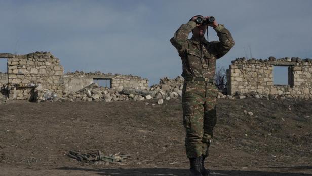 In Kampfstellung: ein armenischer Soldat in der Nähe des Dorfes Taghavard in der Region Berg-Karabach  