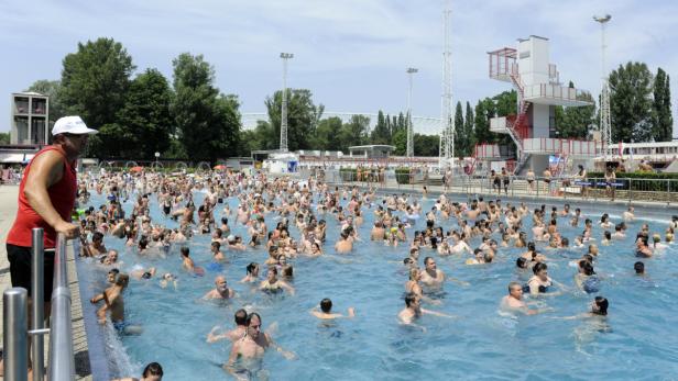 APA8466268-2 - 30062012 - WIEN - ÖSTERREICH: ZU APA 0181 CI - Tropische Temperaturen sorgen nicht nur tagsüber für das große Stöhnen, auch die Nächte bieten vielerorts kaum Abkühlung. Im Bild: Zahlreiche Badegäste kühlen sich am Samstag, 30. Juni 2012, im Wiener Stadionbad ab. APA-FOTO: HERBERT P. OCZERET