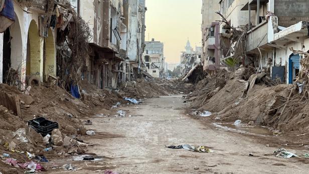 Search efforts continue in Derna after floods hit eastern Libya Flutkatastrophe in Libyen: Staudamm offenbar mit Erde und nicht Zement gebaut