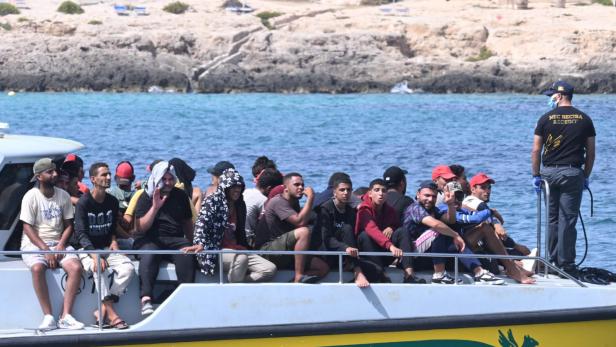Flüchtlinge auf Boot vor Lampedusa