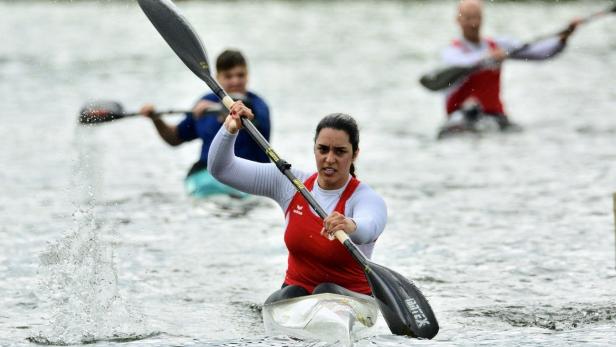 Saman Soltani paddelt auf dem Wasser.