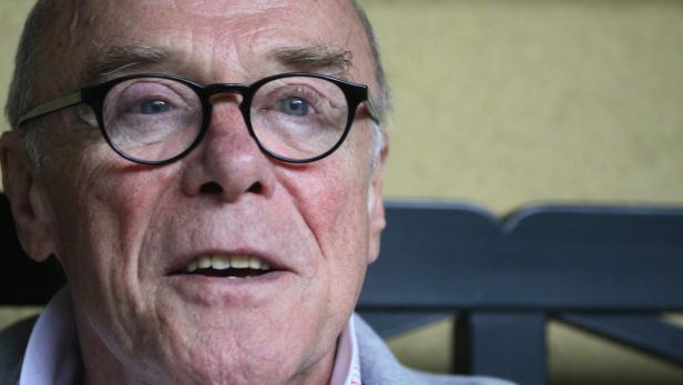 Ein älterer Mann mit Brille schaut in die Kamera.