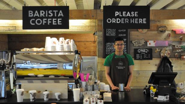 Barista Allen ist der Meister der Latte Art im Freiraum Deli.