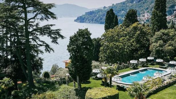 Ausblick auf den Comer See und den Pool vom Hotel Passalacqua in Italien.