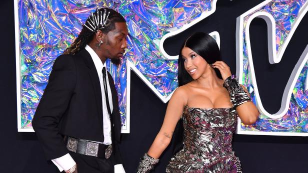 Cardi B und Offset halten Händchen auf dem roten Teppich der MTV Video Music Awards.