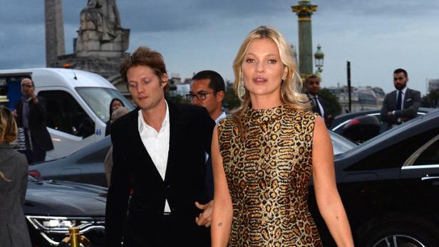 Kate Moss in einem Kleid mit Leopardenmuster in Paris.