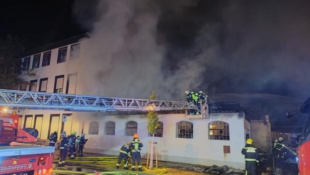 ++ HANDOUT ++ NIEDERÖSTERREICH: NÄCHTLICHER GROSSBRAND IN KLAVIERFABRIK BÖSENDORFER IN WIENER NEUSTADT Feuer bei Bösendorfer lange unbemerkt: Technischer Defekt als Ursache