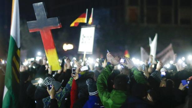 Friedliche Montagsdemonstrationen in Dresden, zuletzt schon mit 7500 Teilnehmern: Ausländer und Asylbewerber als diffuses Feindbild