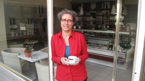 Herzlich willkommen: Kaffeesiederin Gabriele Frimberger vor ihrer Vitrine