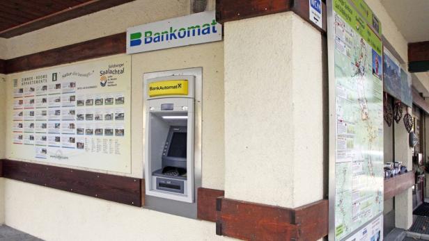 Johanna Roucka, 2: Bankomat beim TVB Gebäude in Lo…