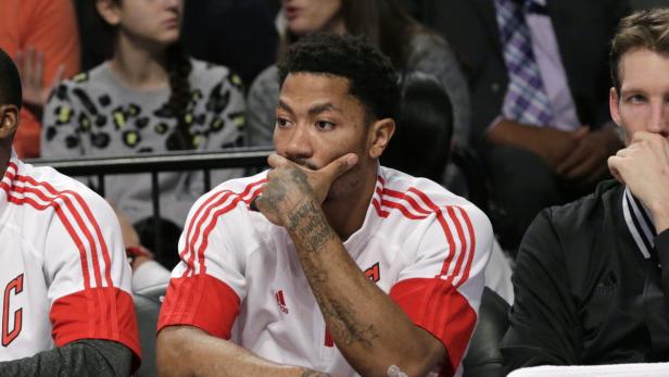 Derrick Rose, ein Basketballspieler, sitzt nachdenklich auf der Bank.