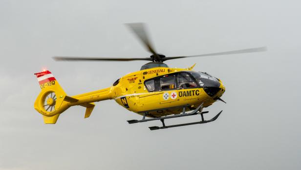 Ein gelber Christophorus Hubschrauber des ÖAMTC.