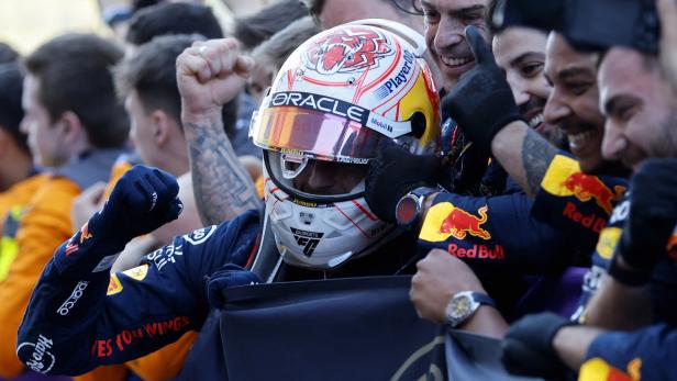 Verstappen feiert mit seinem Red-Bull-Team in Japan