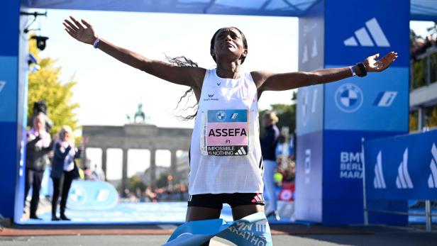 Assefa jubelt im Ziel über den Marathon-Weltrekord