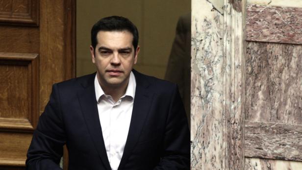Alexis Tsipras, griechischer Politiker, steht vor einer Marmorwand.