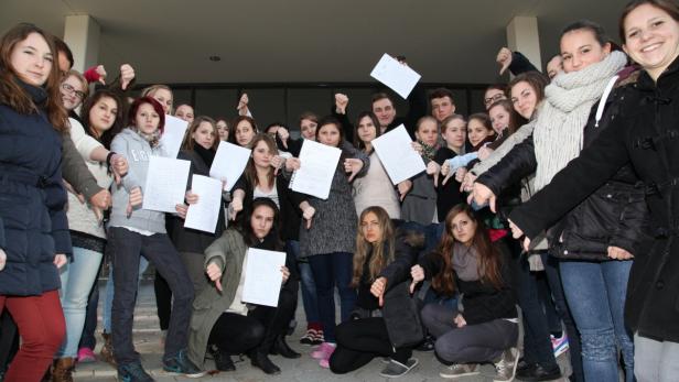Schüler der HLW Tulln sammelten Unterschriften gegen die Absetzung ihres Direktors