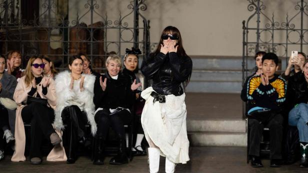 Designerin Dilara Findikoglu begrüßt ihr Publikum auf dem Laufsteg.