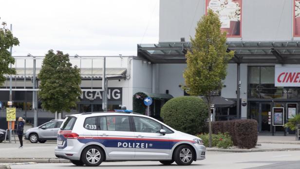 Polizeiauto vor dem Kino in Wiener Neustadt