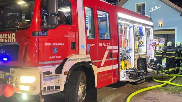 Feuerwehr rettete Familie aus brennendem Haus in NÖ