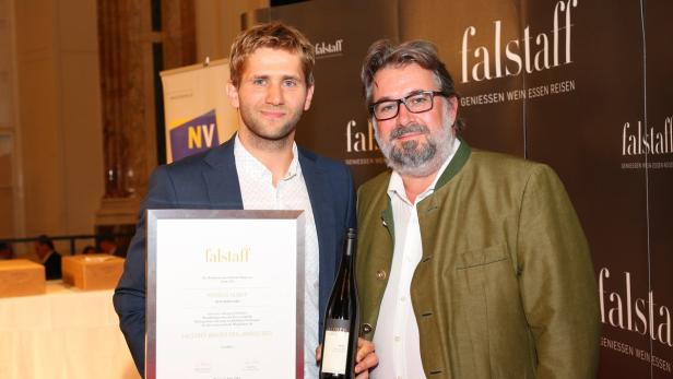 Markus Huber, Winzer des Jahres 2015, mit Falstaff-Chefredakteur Peter Moser