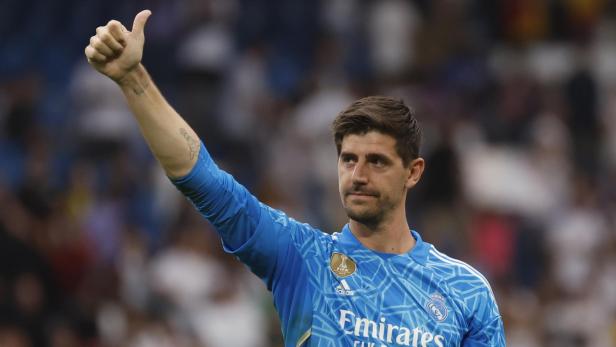 Torhüter Thibaut Courtois von Real Madrid zeigt den Daumen hoch