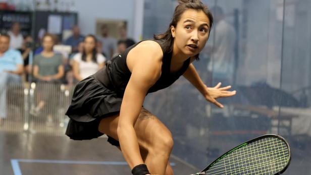 Eine Amateurin holt gegen die Squash-Profis zum großen Schlag aus